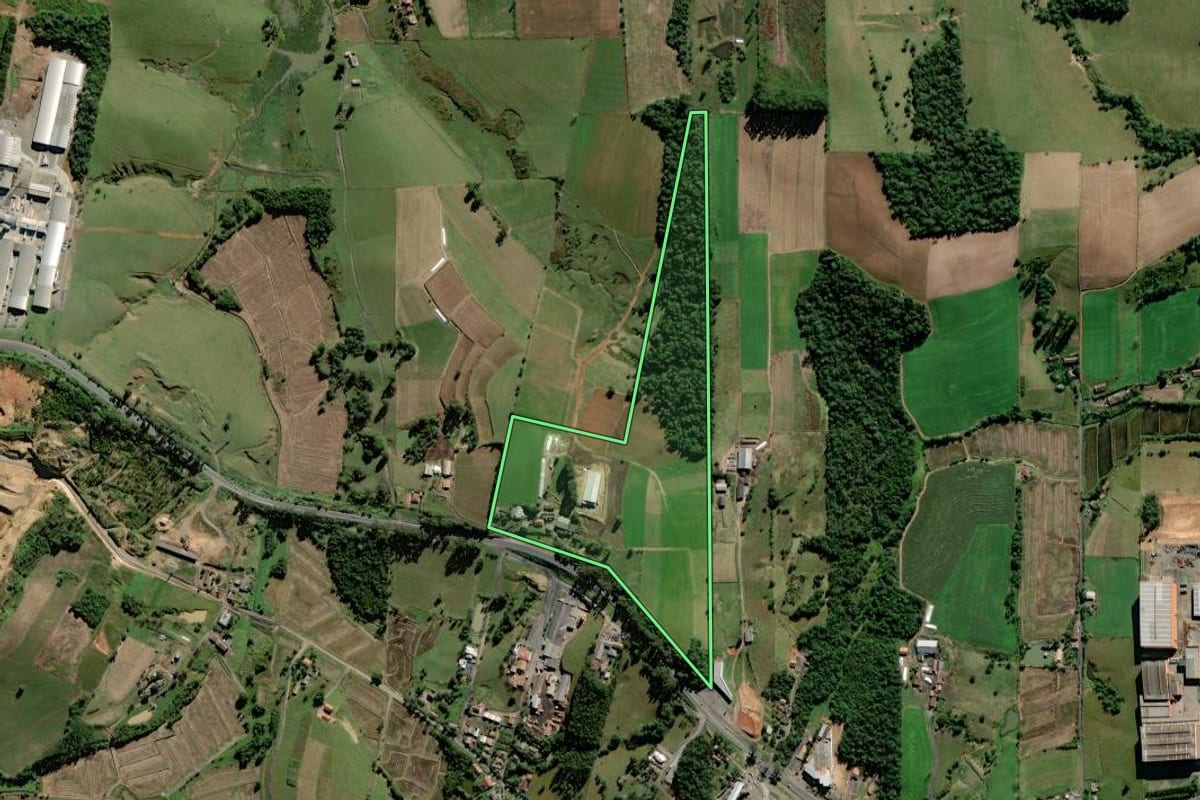 Imagem de satélite do imóvel rural em Pouso Redondo (SC), com o contorno declarado no CAR desenhado por cima.