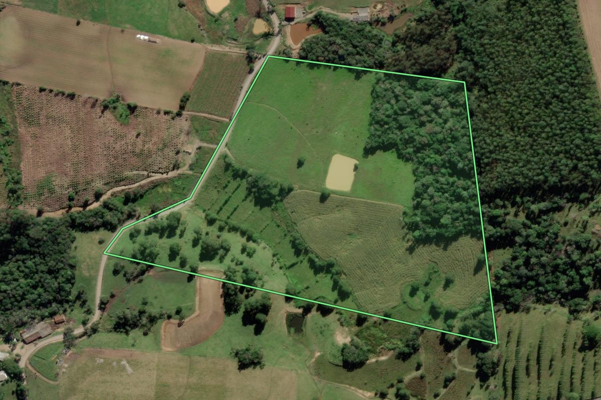 Imagem de satélite do imóvel rural em Pouso Redondo (SC), com o contorno declarado no CAR desenhado por cima.