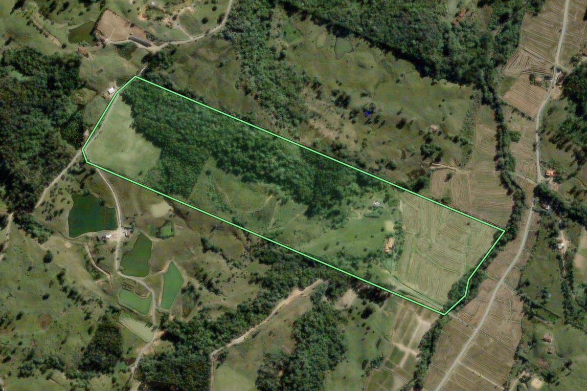 Imagem de satélite do imóvel rural em Pouso Redondo (SC), com o contorno declarado no CAR desenhado por cima.