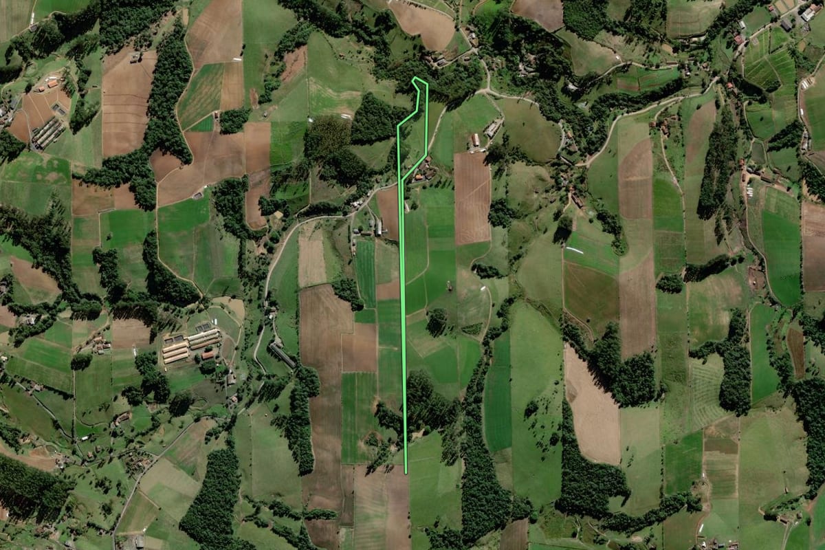 Imagem de satélite do imóvel rural em Pouso Redondo (SC), com o contorno declarado no CAR desenhado por cima.
