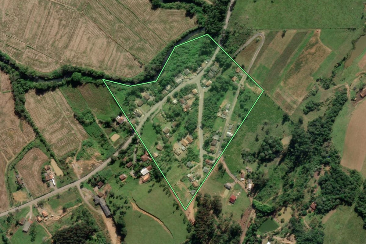 Imagem de satélite do imóvel rural em Pouso Redondo (SC), com o contorno declarado no CAR desenhado por cima.