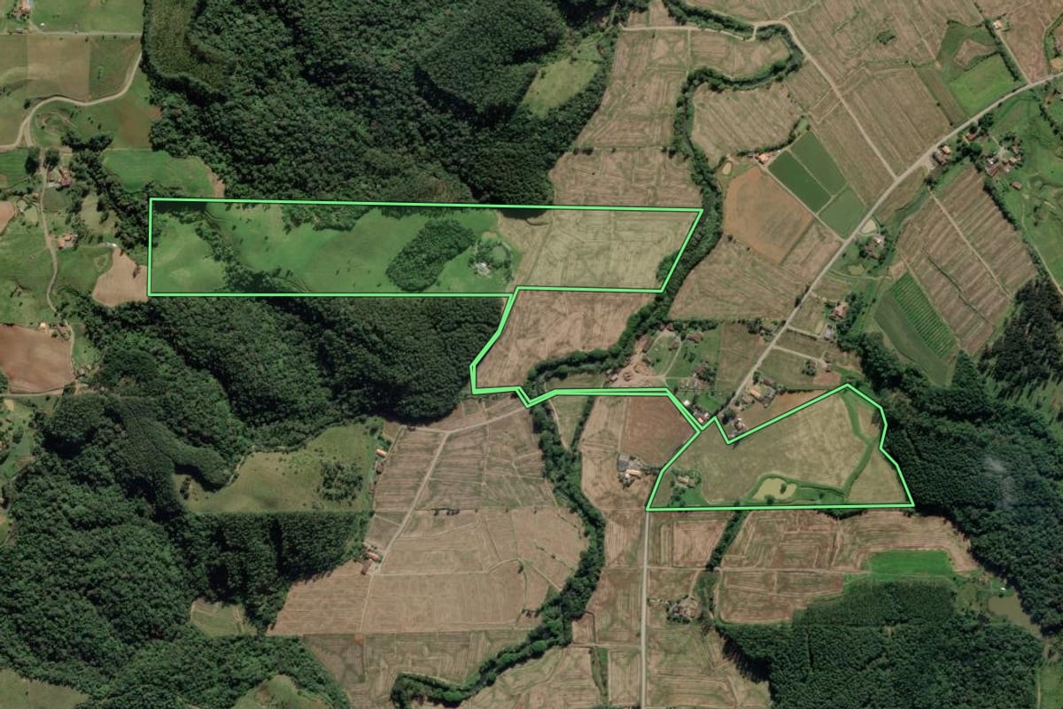Imagem de satélite do imóvel rural em Pouso Redondo (SC), com o contorno declarado no CAR desenhado por cima.