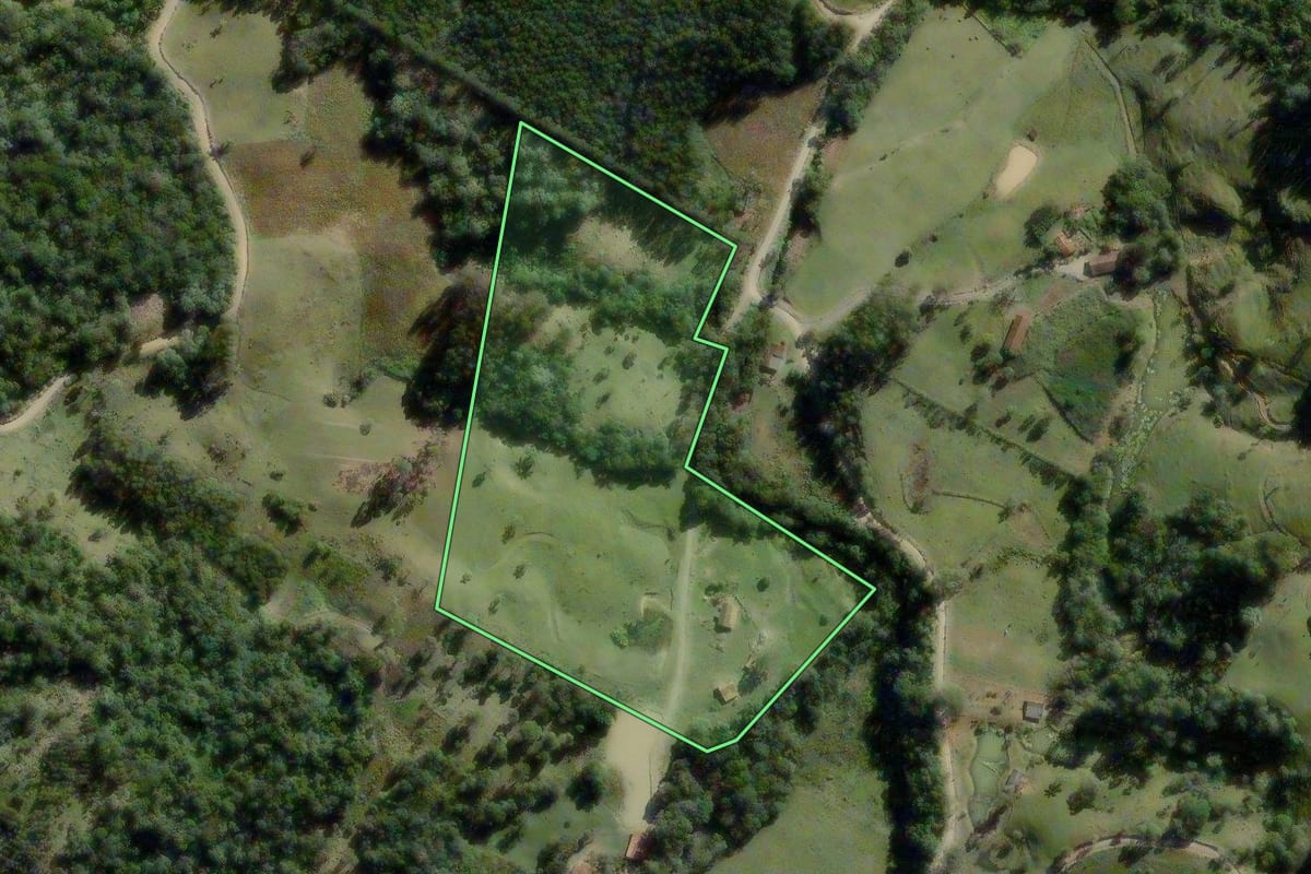 Imagem de satélite do imóvel rural em Pouso Redondo (SC), com o contorno declarado no CAR desenhado por cima.