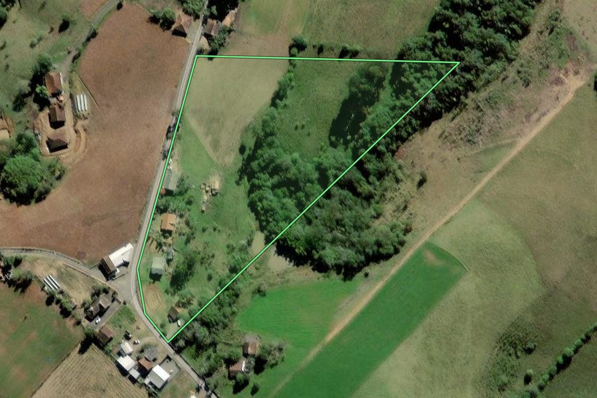 Imagem de satélite do imóvel rural em Pouso Redondo (SC), com o contorno declarado no CAR desenhado por cima.