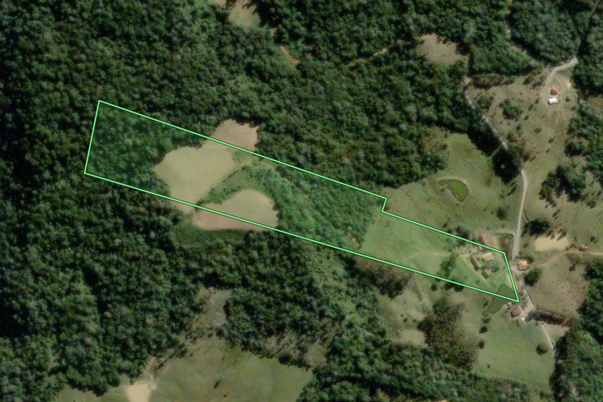 Imagem de satélite do imóvel rural em Pouso Redondo (SC), com o contorno declarado no CAR desenhado por cima.