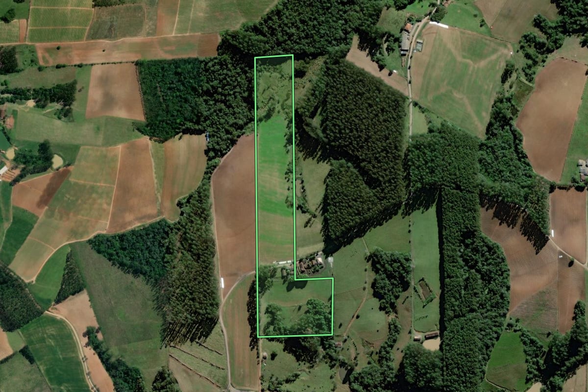 Imagem de satélite do imóvel rural em Pouso Redondo (SC), com o contorno declarado no CAR desenhado por cima.
