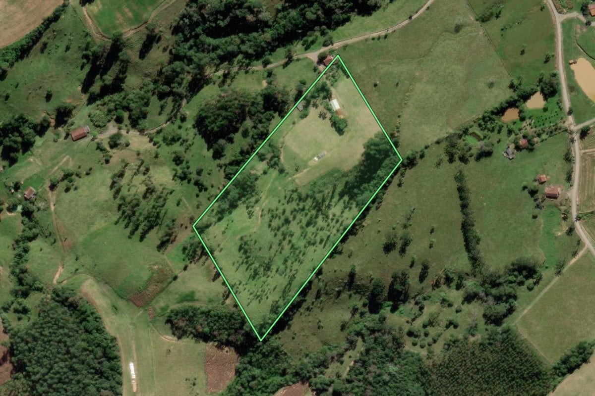 Imagem de satélite do imóvel rural em Pouso Redondo (SC), com o contorno declarado no CAR desenhado por cima.