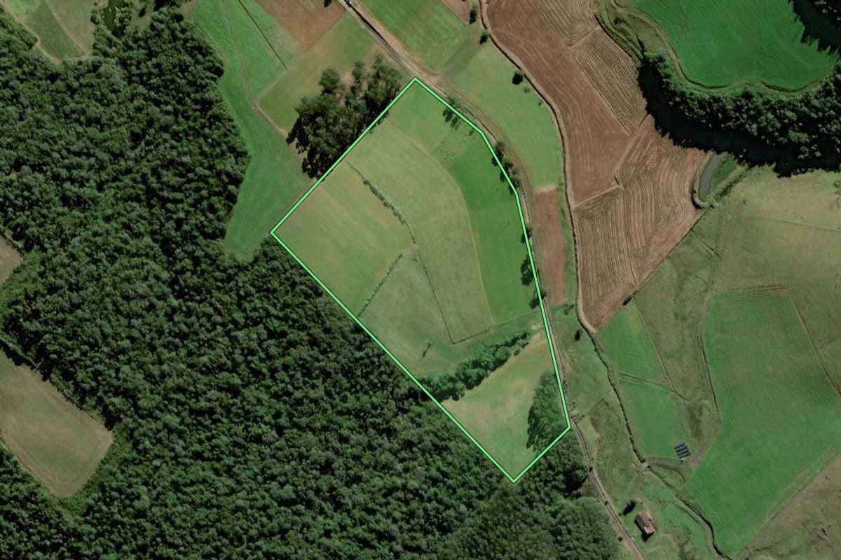 Imagem de satélite do imóvel rural em Pouso Redondo (SC), com o contorno declarado no CAR desenhado por cima.