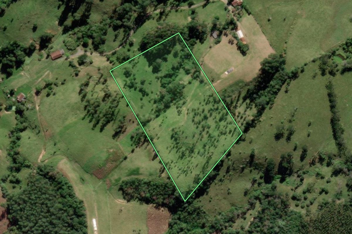 Imagem de satélite do imóvel rural em Pouso Redondo (SC), com o contorno declarado no CAR desenhado por cima.