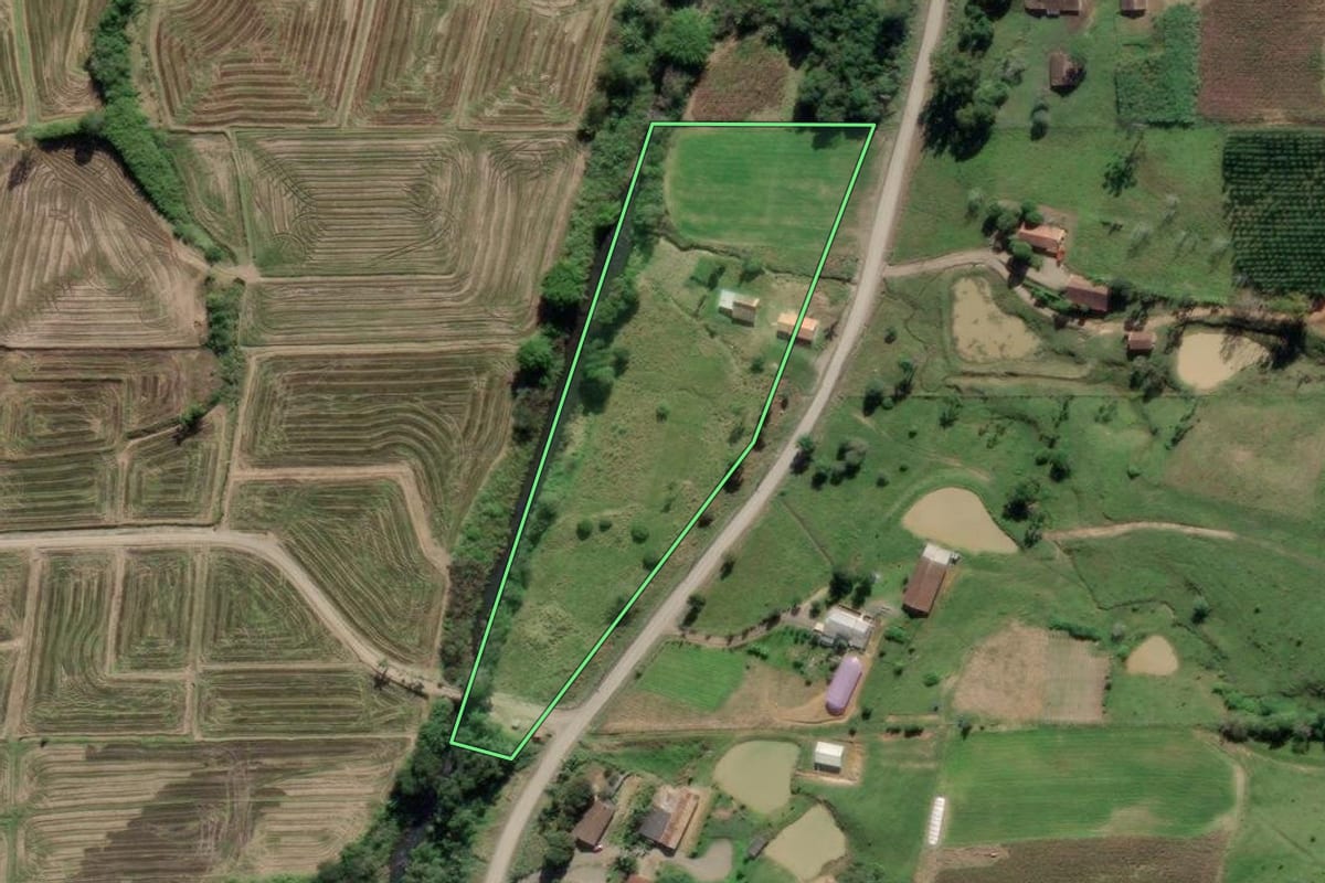 Imagem de satélite do imóvel rural em Pouso Redondo (SC), com o contorno declarado no CAR desenhado por cima.