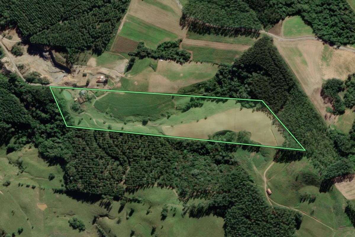 Imagem de satélite do imóvel rural em Pouso Redondo (SC), com o contorno declarado no CAR desenhado por cima.