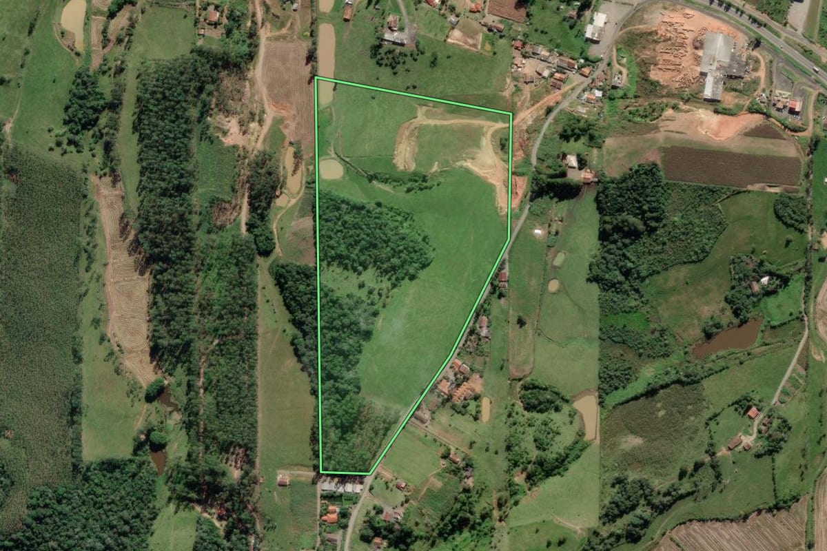 Imagem de satélite do imóvel rural em Pouso Redondo (SC), com o contorno declarado no CAR desenhado por cima.
