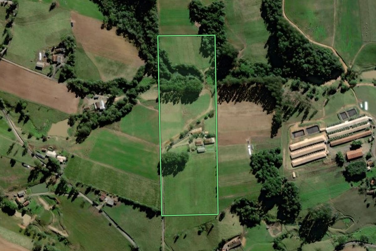 Imagem de satélite do imóvel rural em Pouso Redondo (SC), com o contorno declarado no CAR desenhado por cima.