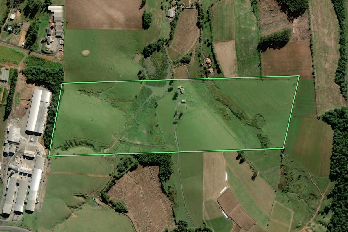 Imagem de satélite do imóvel rural em Pouso Redondo (SC), com o contorno declarado no CAR desenhado por cima.
