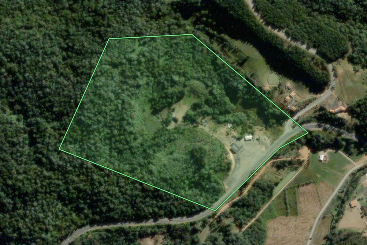 Imagem de satélite do imóvel rural em Pouso Redondo (SC), com o contorno declarado no CAR desenhado por cima.
