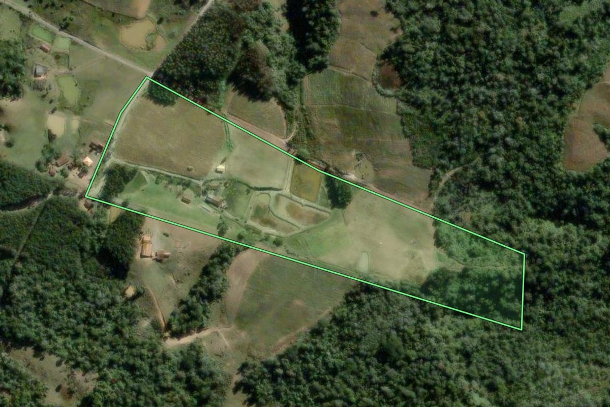 Imagem de satélite do imóvel rural em Pouso Redondo (SC), com o contorno declarado no CAR desenhado por cima.