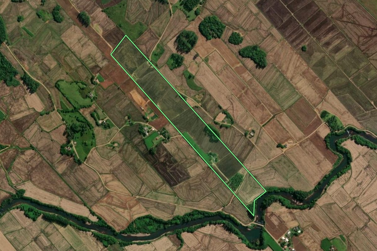 Imagem de satélite do imóvel rural em Praia Grande (SC), com o contorno declarado no CAR desenhado por cima.