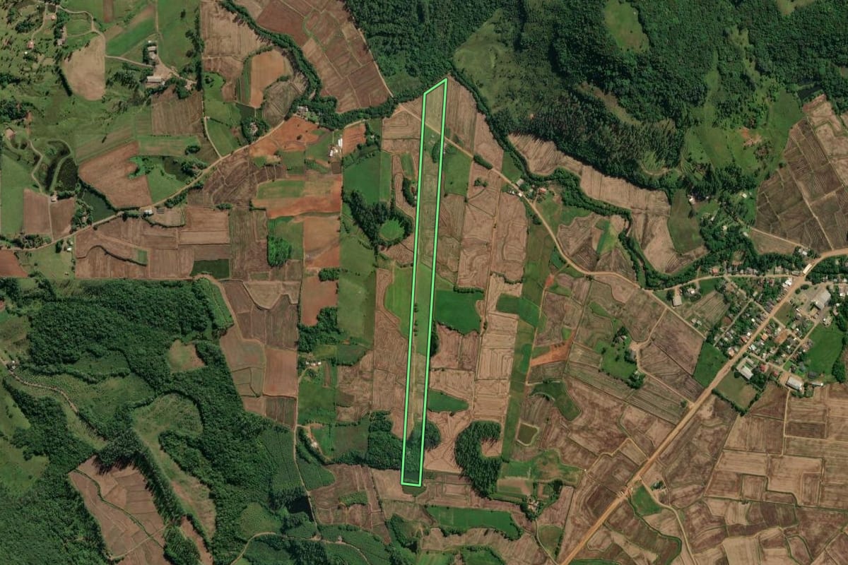 Imagem de satélite do imóvel rural em Praia Grande (SC), com o contorno declarado no CAR desenhado por cima.