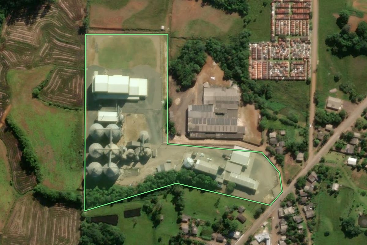 Imagem de satélite do imóvel rural em Praia Grande (SC), com o contorno declarado no CAR desenhado por cima.