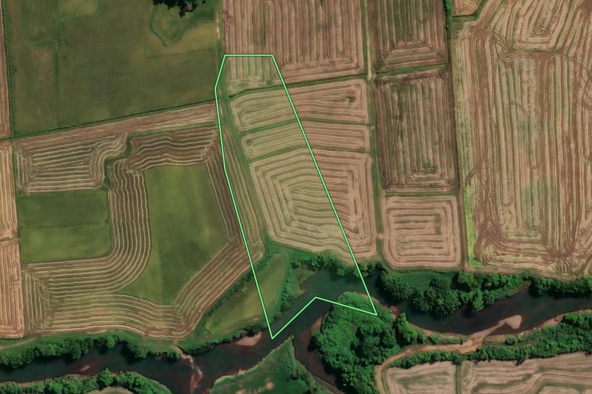 Imagem de satélite do imóvel rural em Praia Grande (SC), com o contorno declarado no CAR desenhado por cima.