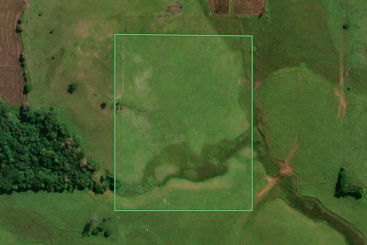 Imagem de satélite do imóvel rural em Praia Grande (SC), com o contorno declarado no CAR desenhado por cima.