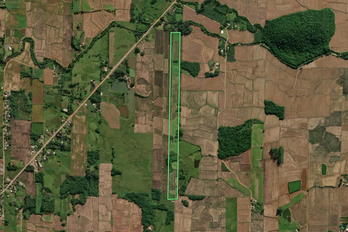 Imagem de satélite do imóvel rural em Praia Grande (SC), com o contorno declarado no CAR desenhado por cima.