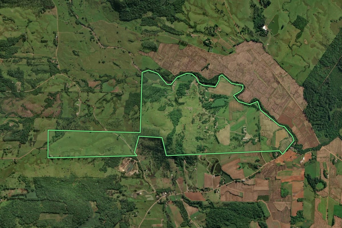 Imagem de satélite do imóvel rural em Praia Grande (SC), com o contorno declarado no CAR desenhado por cima.