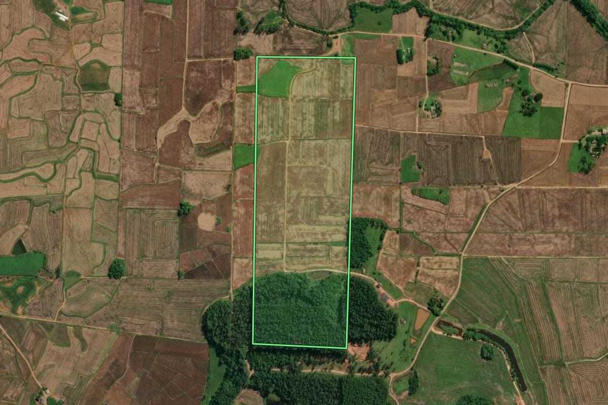 Imagem de satélite do imóvel rural em Praia Grande (SC), com o contorno declarado no CAR desenhado por cima.
