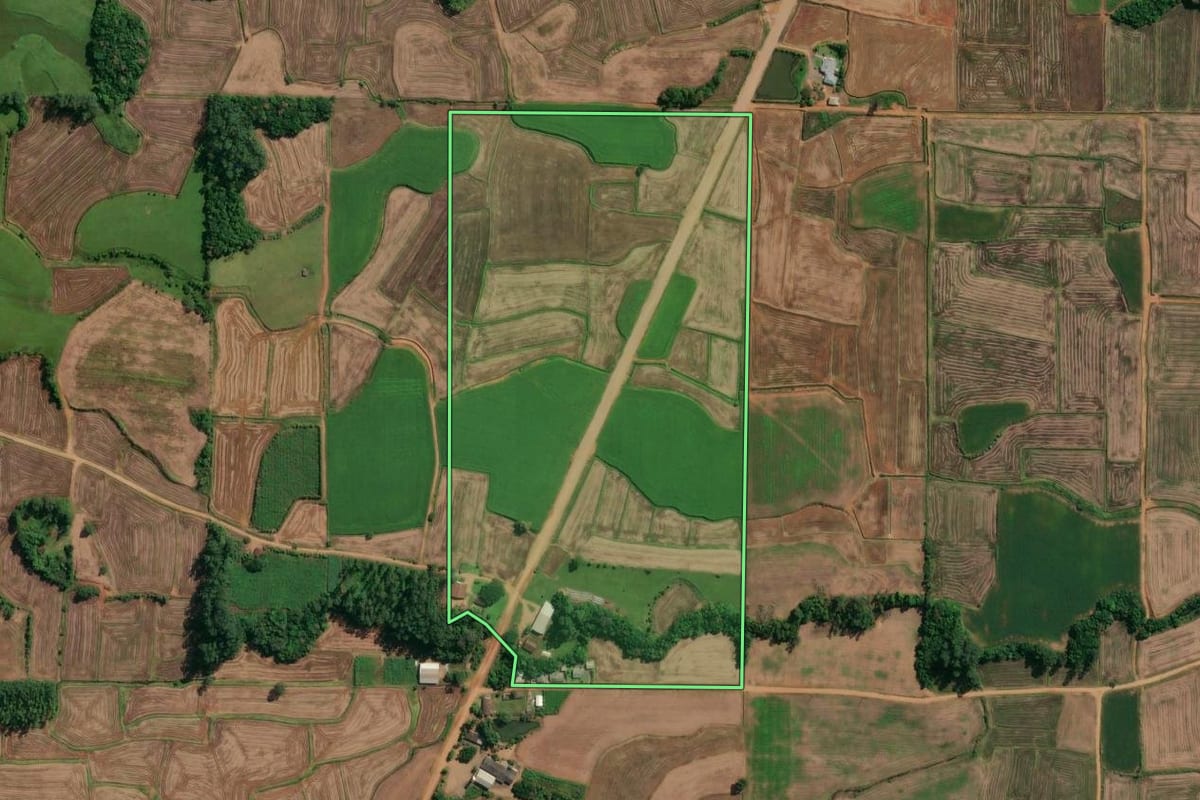 Imagem de satélite do imóvel rural em Praia Grande (SC), com o contorno declarado no CAR desenhado por cima.