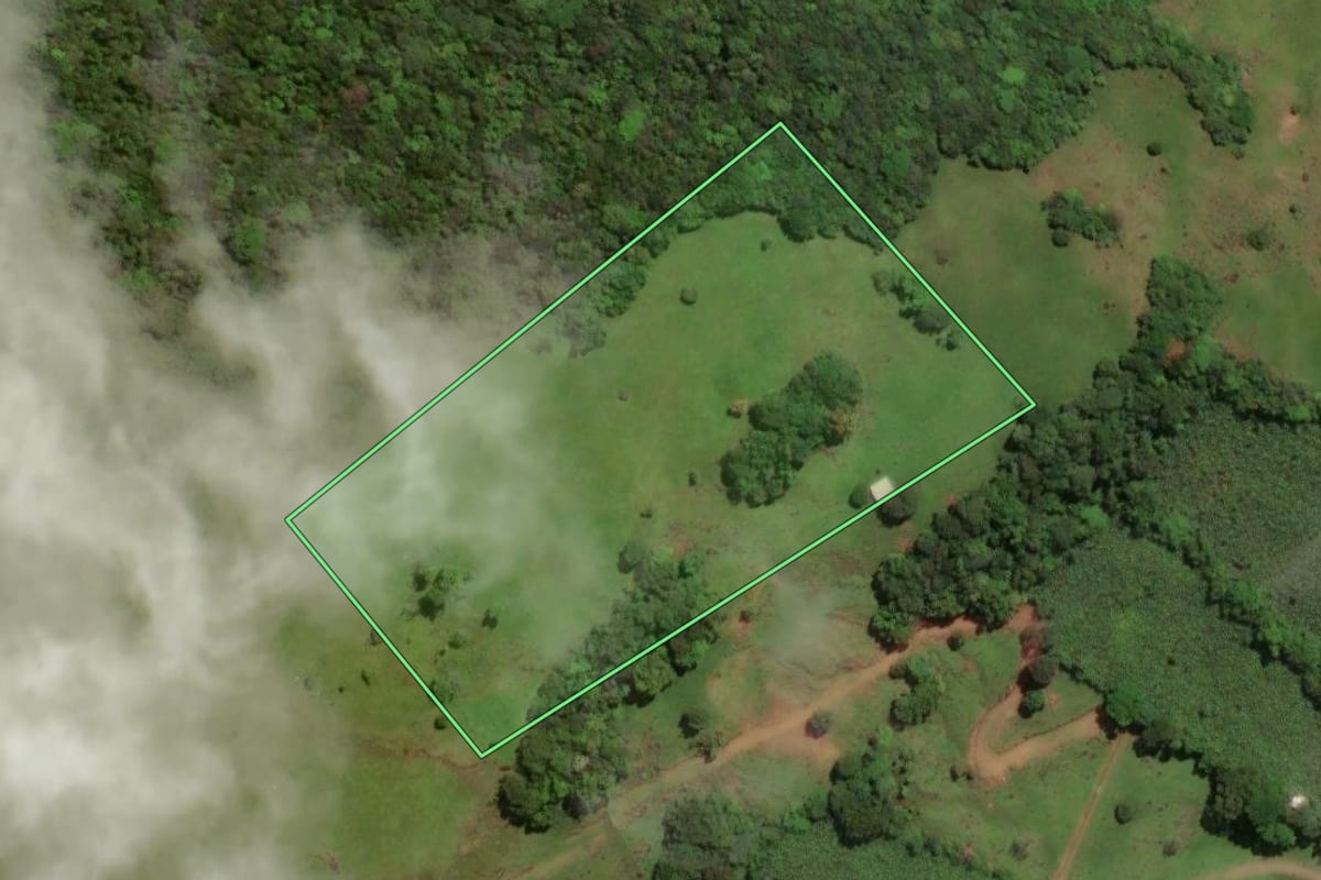 Imagem de satélite do imóvel rural em Praia Grande (SC), com o contorno declarado no CAR desenhado por cima.