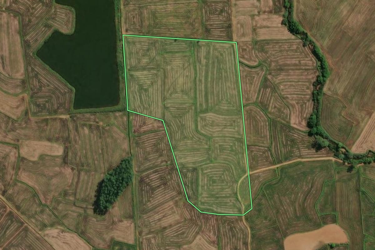 Imagem de satélite do imóvel rural em Praia Grande (SC), com o contorno declarado no CAR desenhado por cima.
