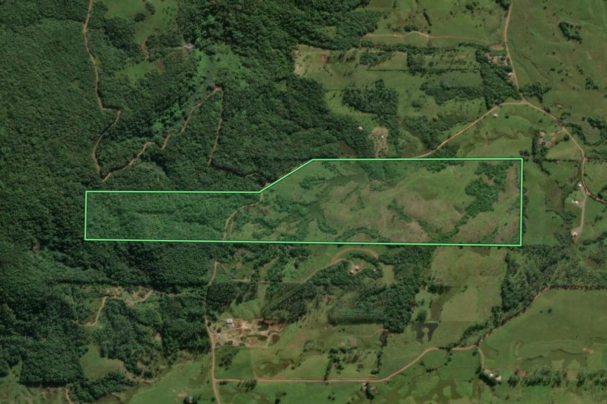 Imagem de satélite do imóvel rural em Praia Grande (SC), com o contorno declarado no CAR desenhado por cima.