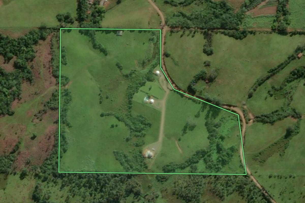 Imagem de satélite do imóvel rural em Praia Grande (SC), com o contorno declarado no CAR desenhado por cima.
