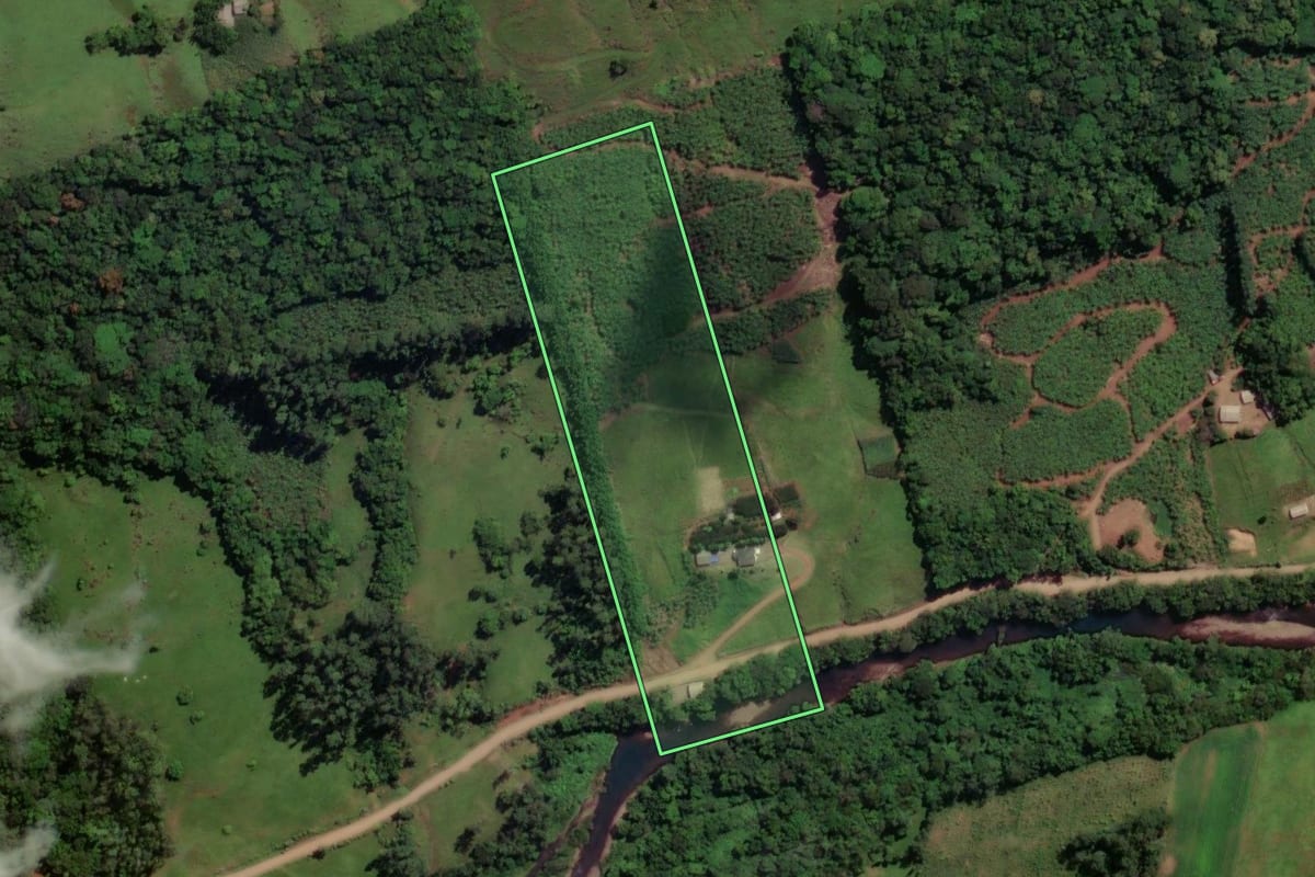 Imagem de satélite do imóvel rural em Praia Grande (SC), com o contorno declarado no CAR desenhado por cima.