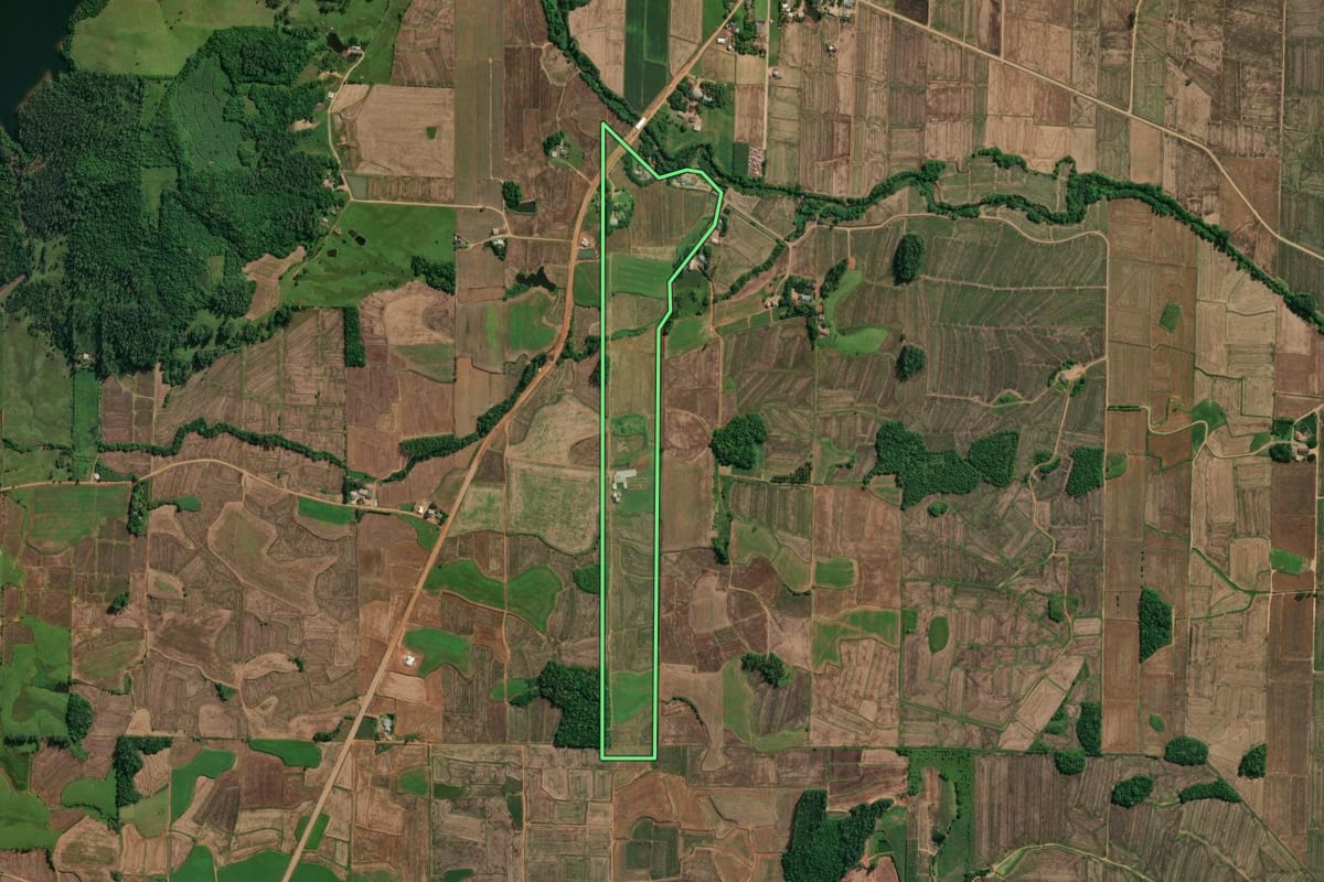 Imagem de satélite do imóvel rural em Praia Grande (SC), com o contorno declarado no CAR desenhado por cima.