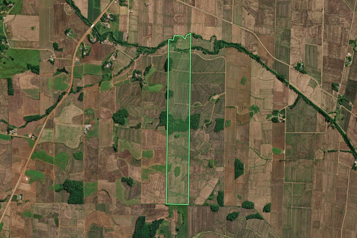Imagem de satélite do imóvel rural em Praia Grande (SC), com o contorno declarado no CAR desenhado por cima.