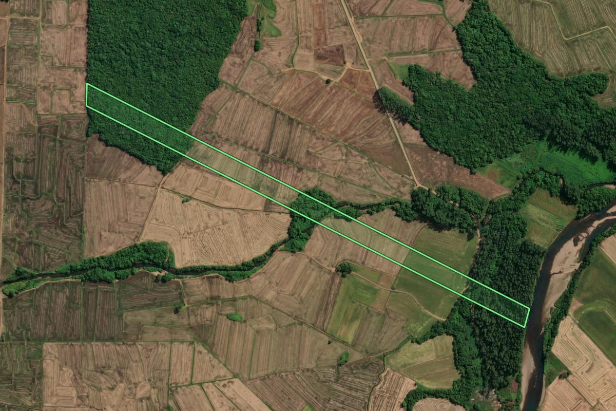 Imagem de satélite do imóvel rural em Praia Grande (SC), com o contorno declarado no CAR desenhado por cima.