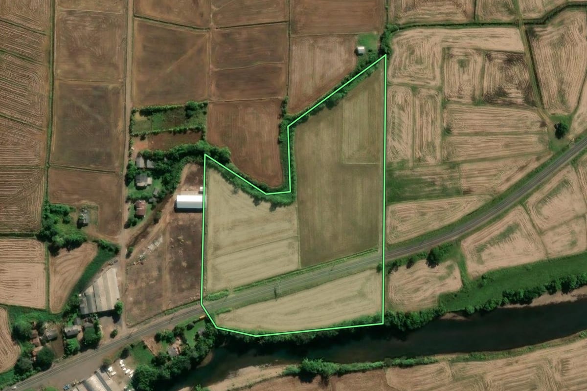 Imagem de satélite do imóvel rural em Praia Grande (SC), com o contorno declarado no CAR desenhado por cima.