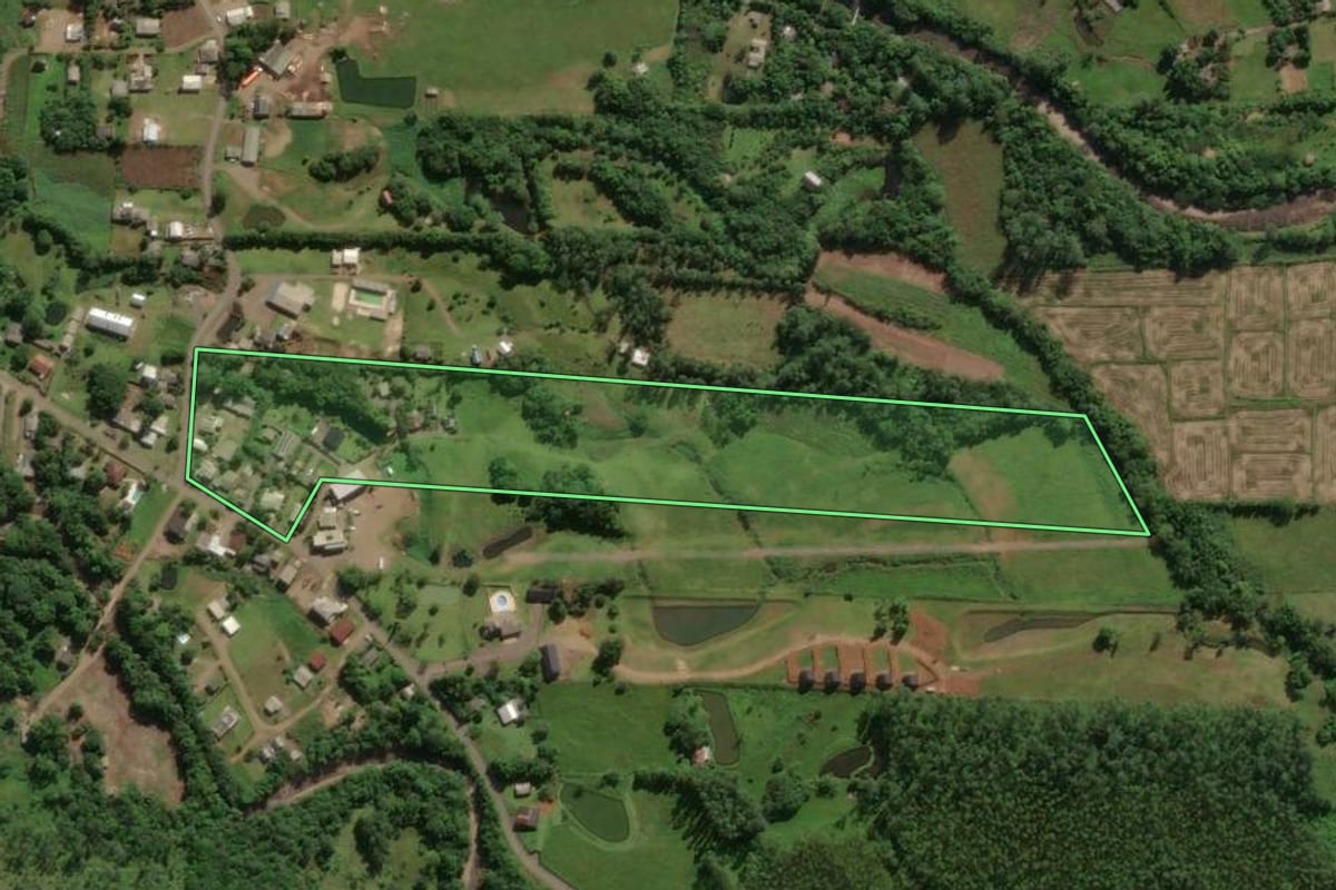 Imagem de satélite do imóvel rural em Praia Grande (SC), com o contorno declarado no CAR desenhado por cima.