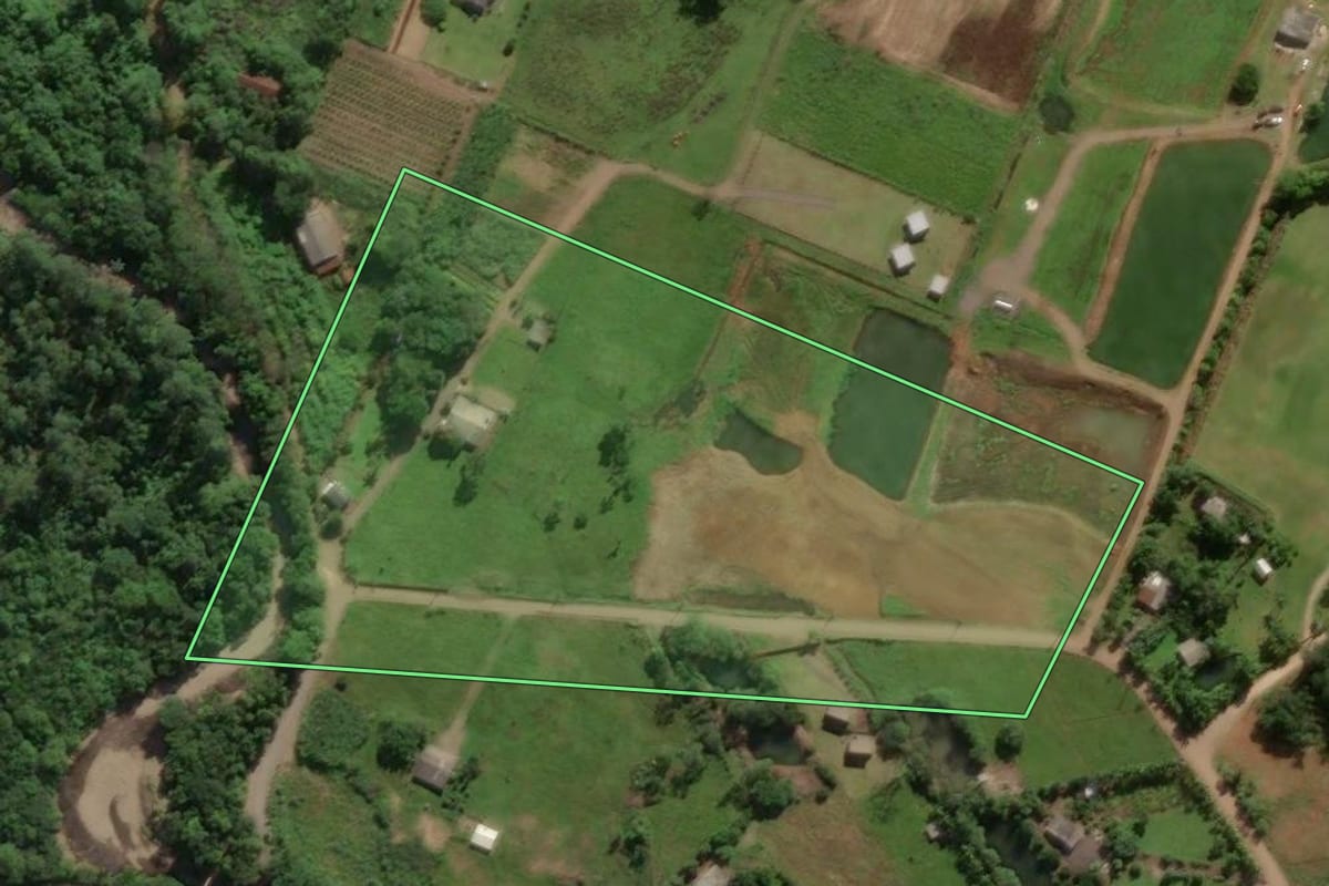 Imagem de satélite do imóvel rural em Praia Grande (SC), com o contorno declarado no CAR desenhado por cima.