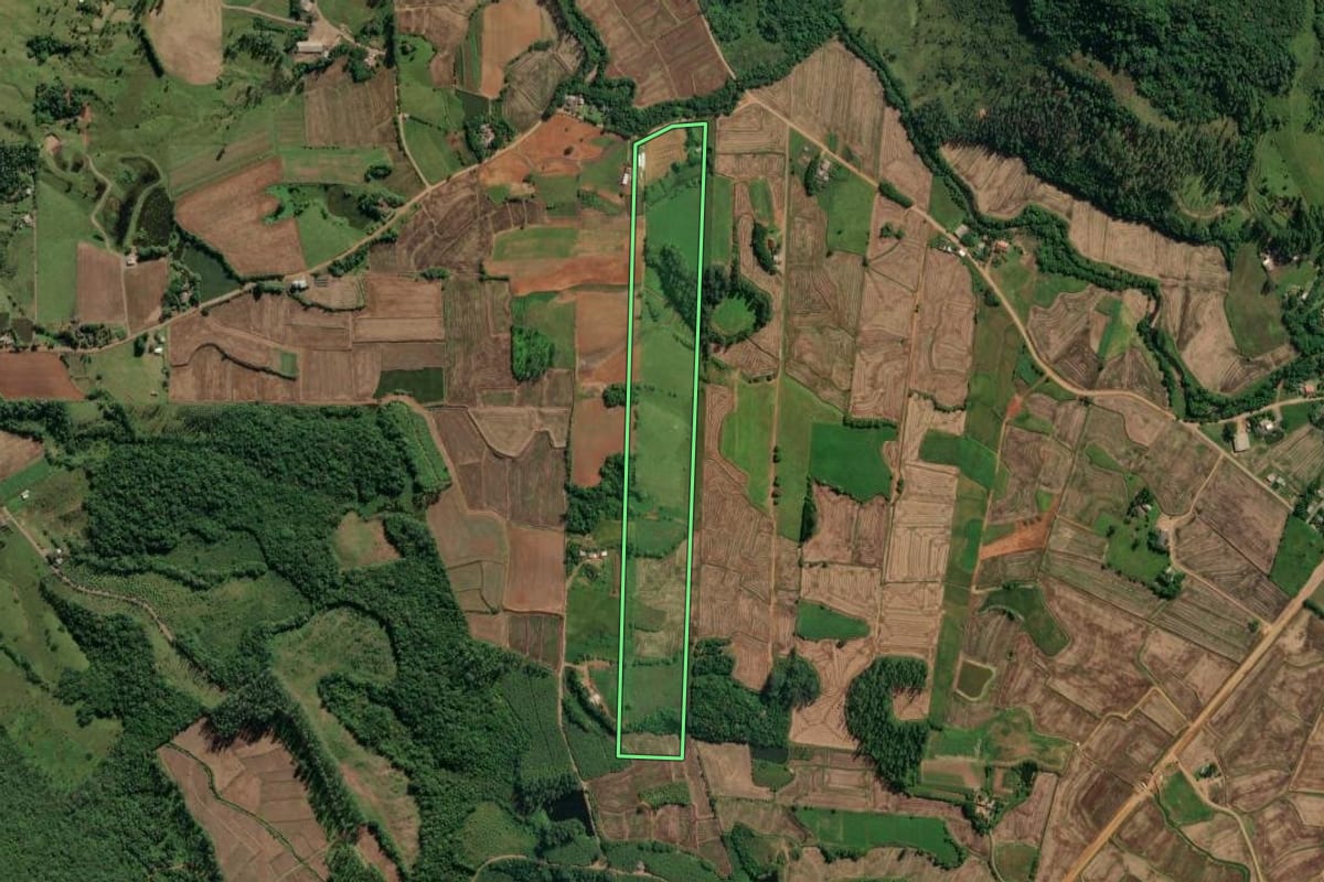 Imagem de satélite do imóvel rural em Praia Grande (SC), com o contorno declarado no CAR desenhado por cima.