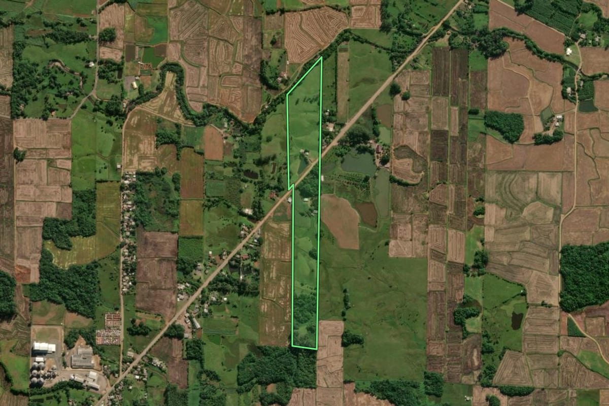 Imagem de satélite do imóvel rural em Praia Grande (SC), com o contorno declarado no CAR desenhado por cima.