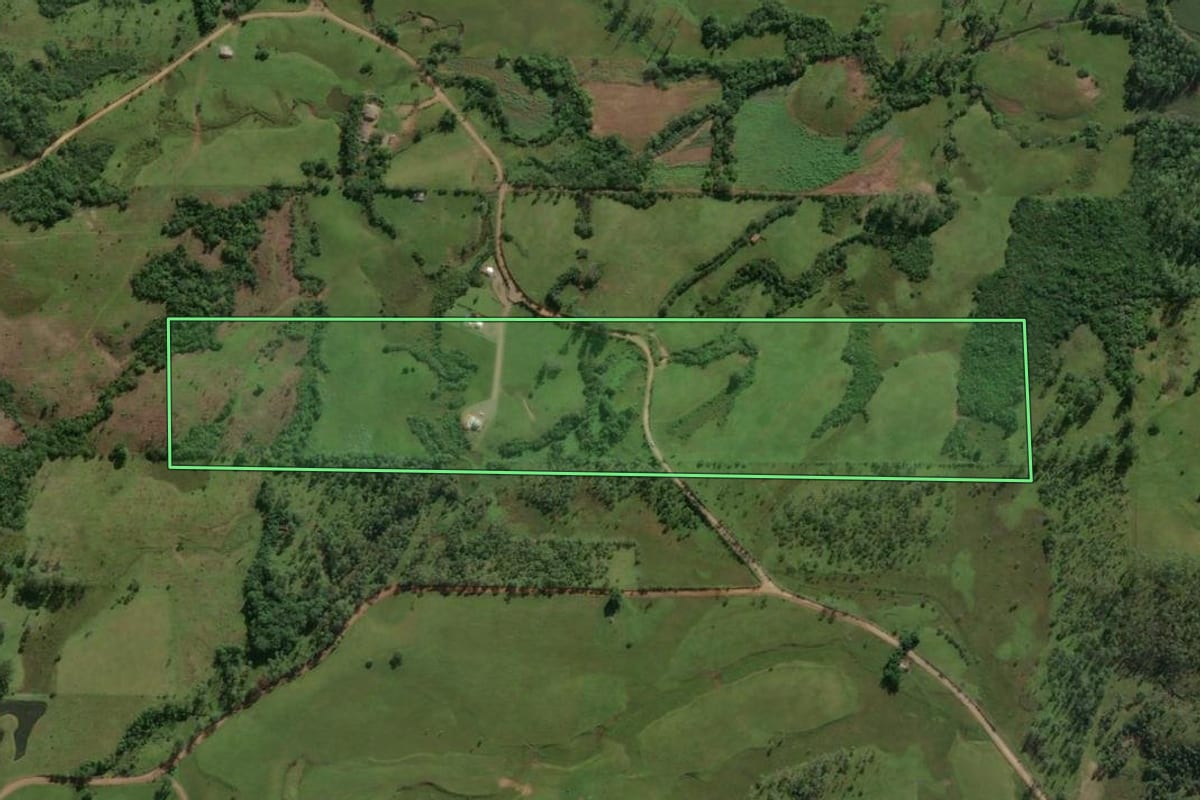 Imagem de satélite do imóvel rural em Praia Grande (SC), com o contorno declarado no CAR desenhado por cima.