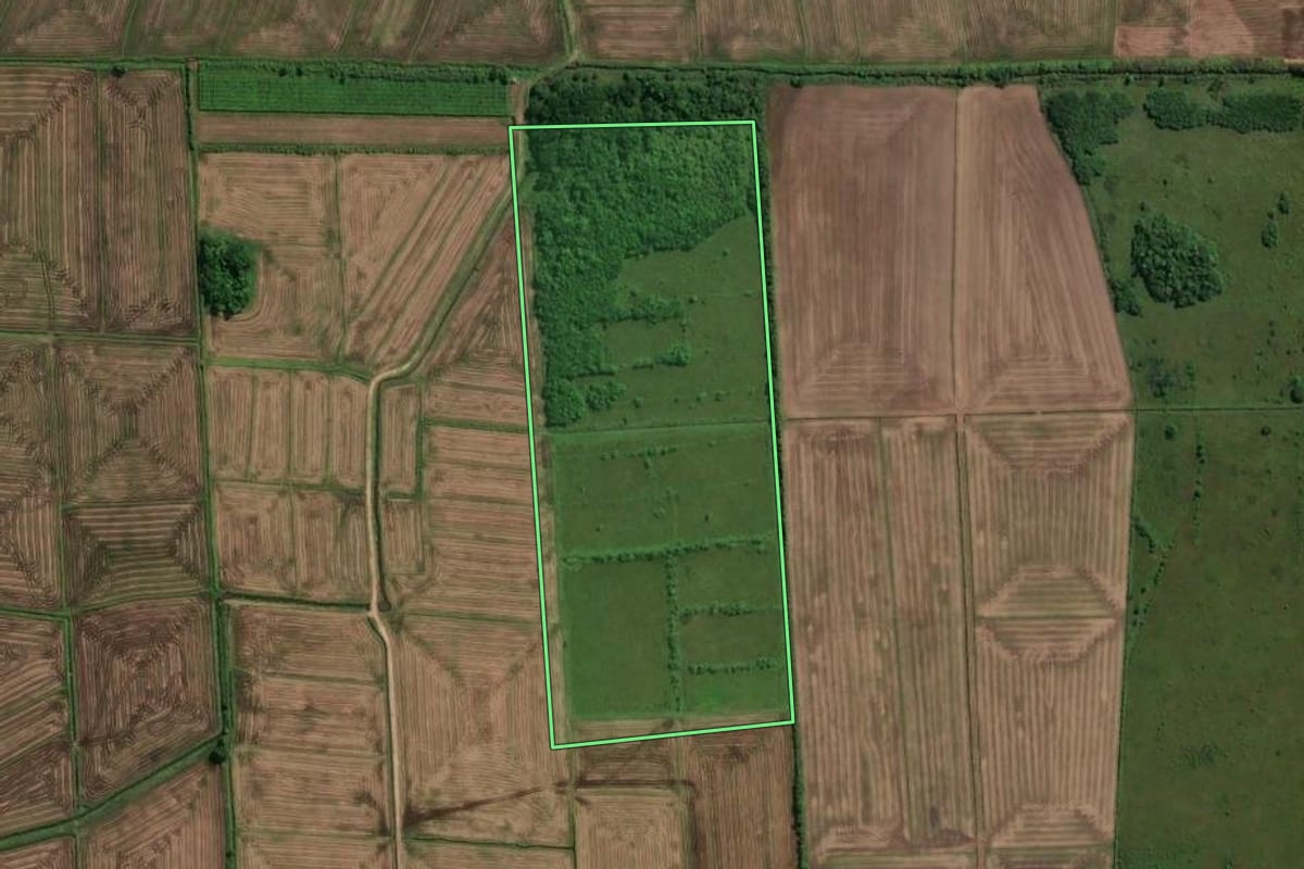Imagem de satélite do imóvel rural em Praia Grande (SC), com o contorno declarado no CAR desenhado por cima.