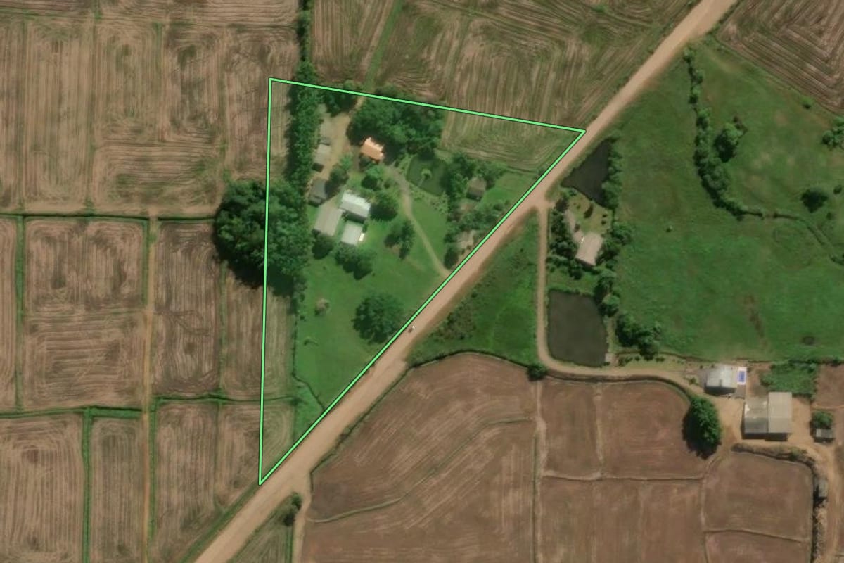 Imagem de satélite do imóvel rural em Praia Grande (SC), com o contorno declarado no CAR desenhado por cima.