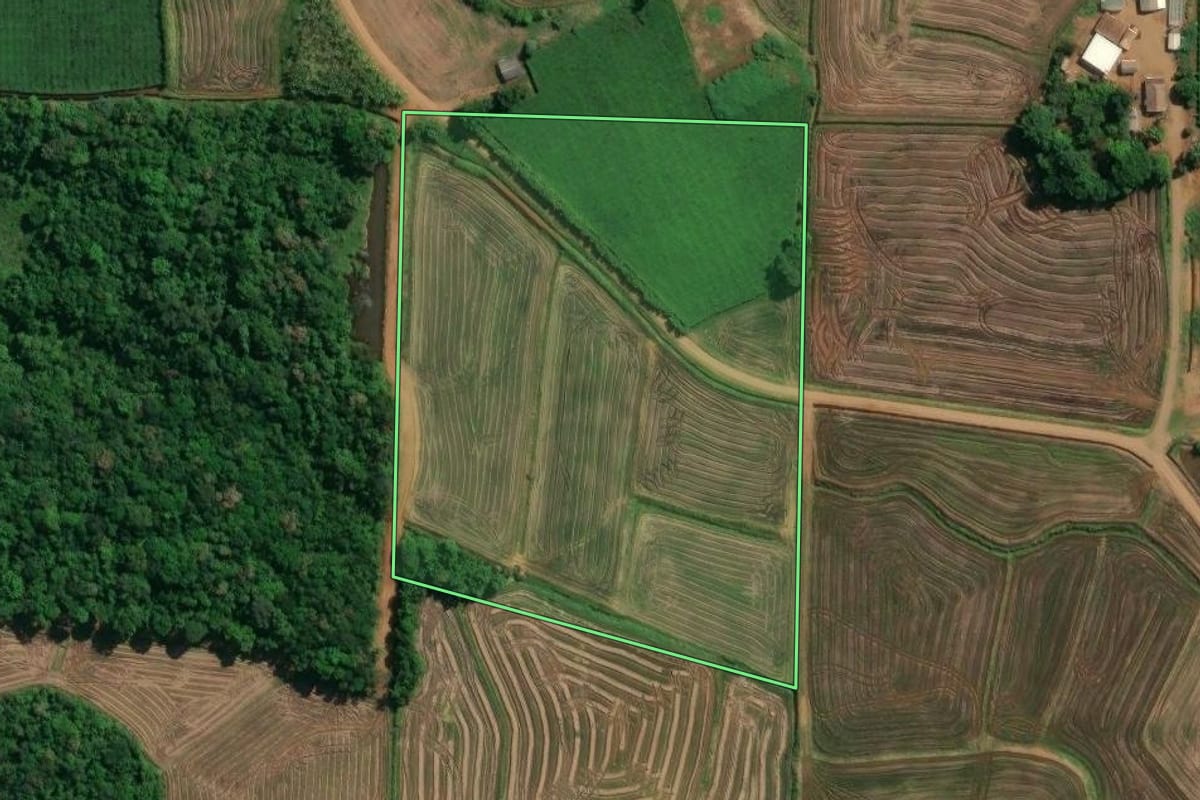 Imagem de satélite do imóvel rural em Praia Grande (SC), com o contorno declarado no CAR desenhado por cima.