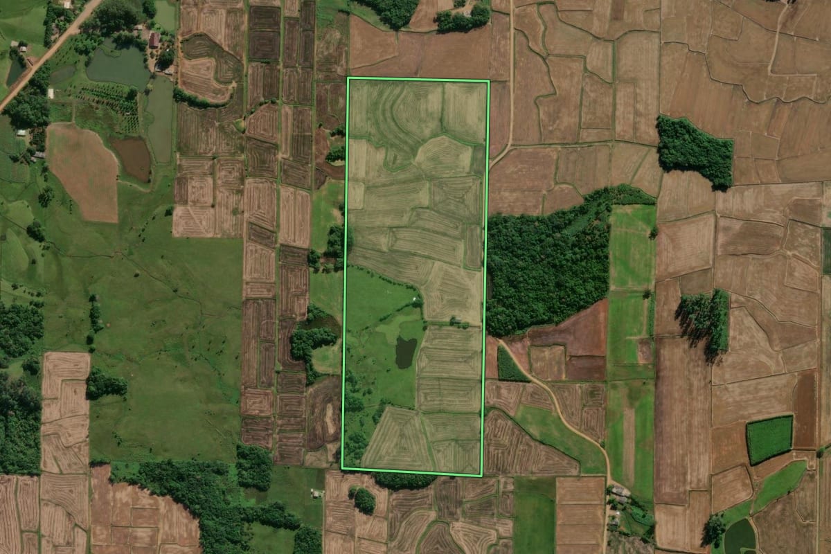Imagem de satélite do imóvel rural em Praia Grande (SC), com o contorno declarado no CAR desenhado por cima.