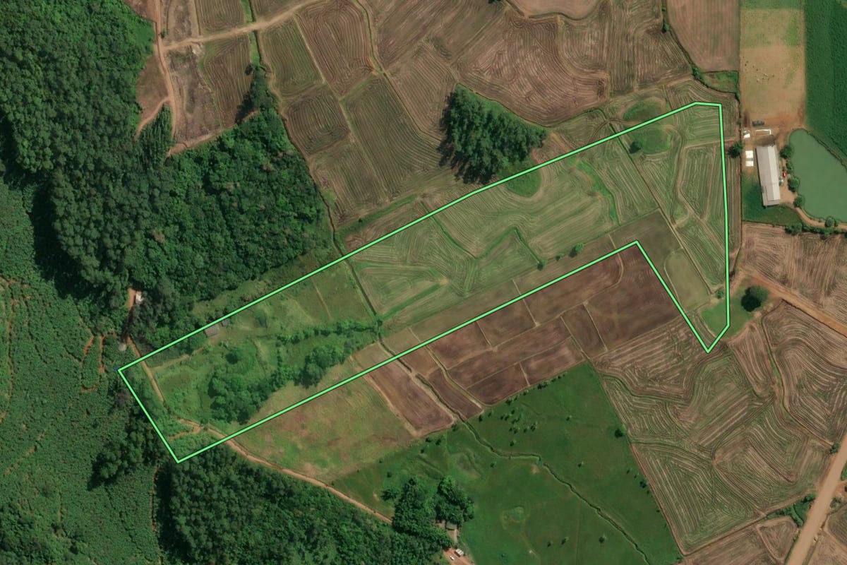 Imagem de satélite do imóvel rural em Praia Grande (SC), com o contorno declarado no CAR desenhado por cima.