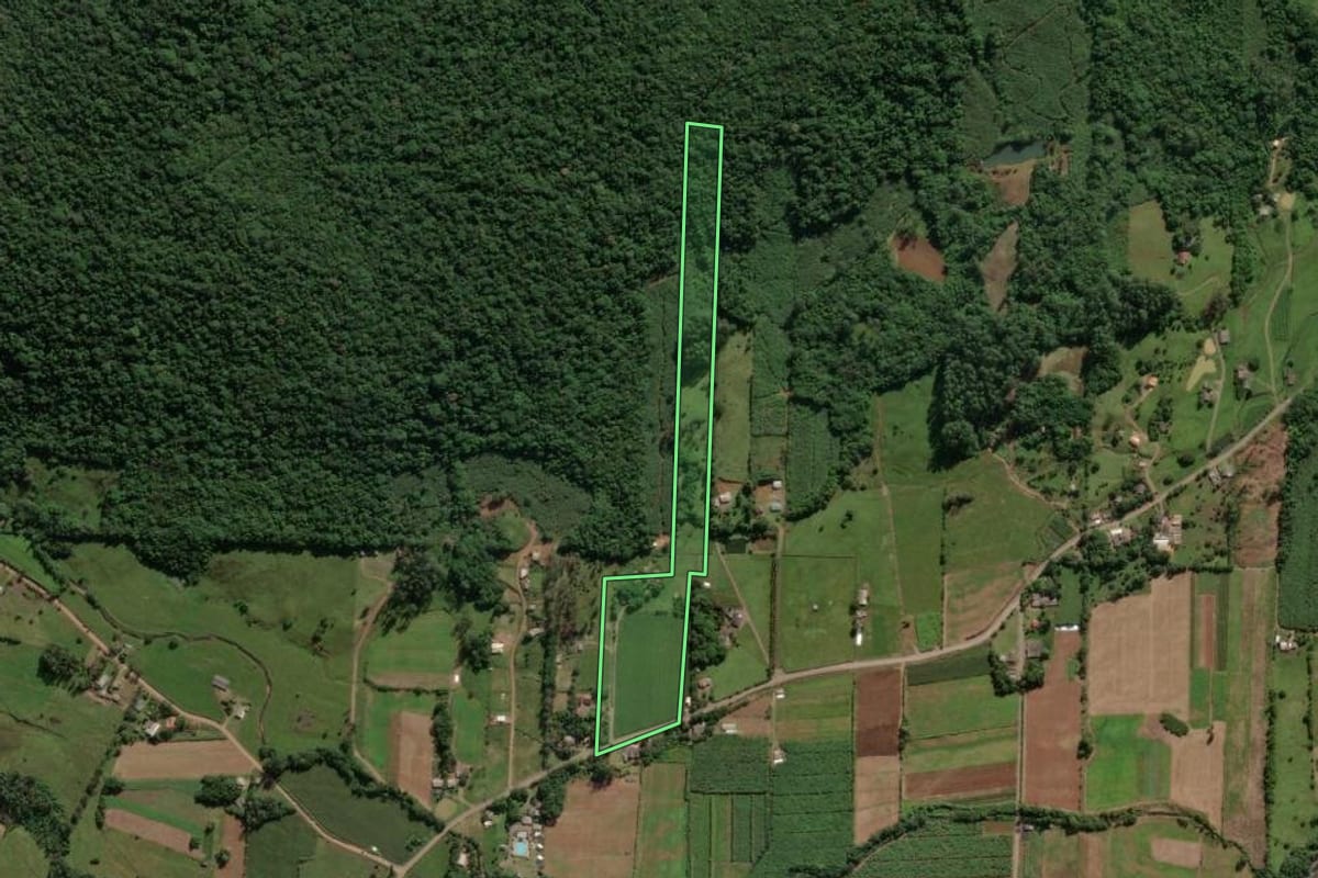 Imagem de satélite do imóvel rural em Praia Grande (SC), com o contorno declarado no CAR desenhado por cima.