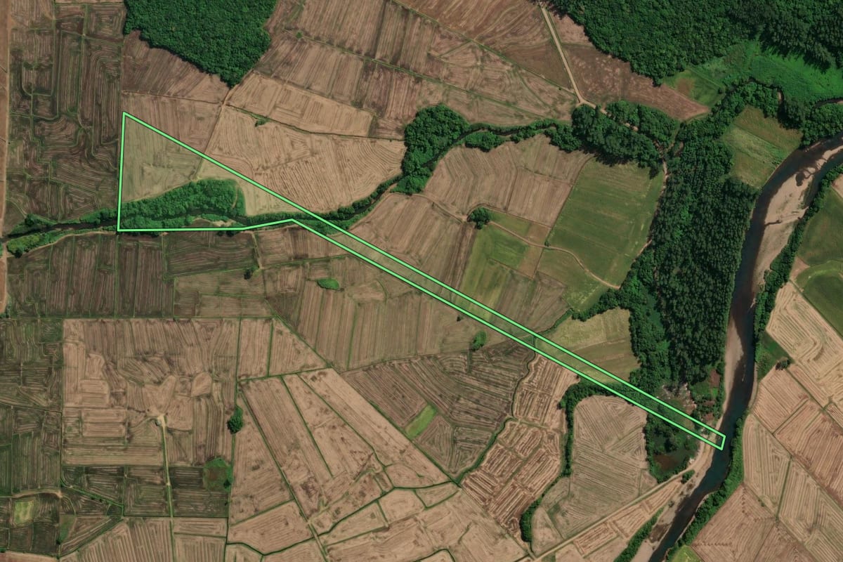 Imagem de satélite do imóvel rural em Praia Grande (SC), com o contorno declarado no CAR desenhado por cima.